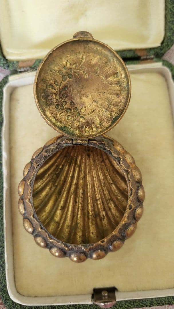 フランスアンティーク モノグラムの パウダーケース ①プードリエ  シェル