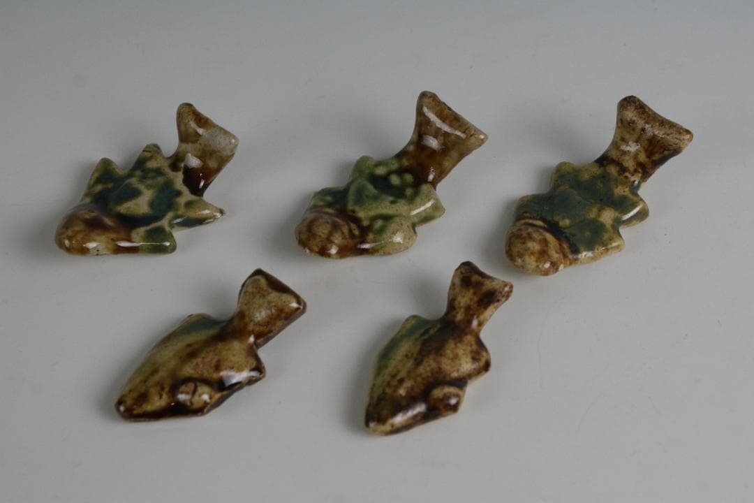 壺屋焼 人間国宝 金城次郎 作　魚形箸置き（５客）