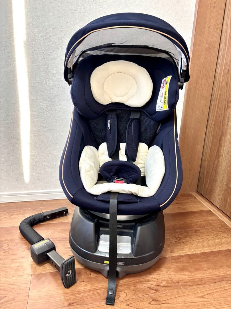 美品　Combi 車用チャイルドシート ネイビー