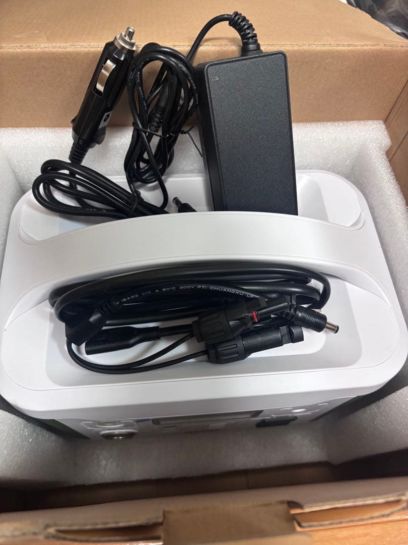 [山善] ポータブル電源 大容量174000mAh、626.4Wh。