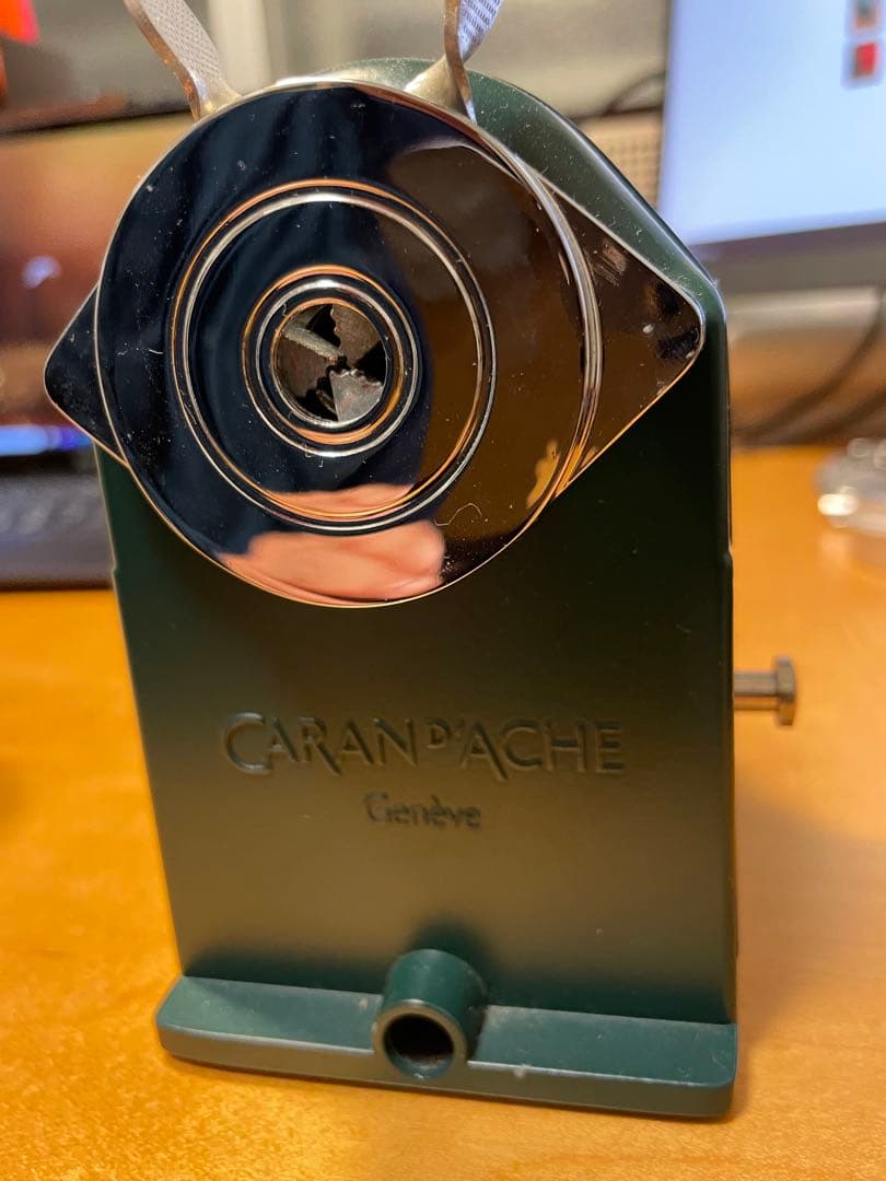 CARAN D'ACHE（カランダッシュ）メタルシャープナー ワンダーフォレスト