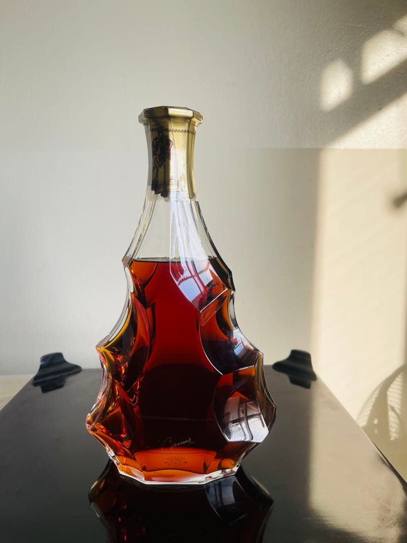 CAMUS ウイスキー 琥珀色 ボトルデザイン