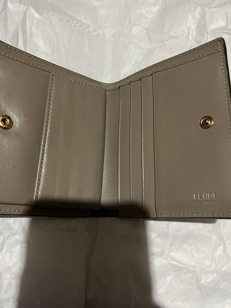 i*o様 FENDI ベージュ 二つ折り財布