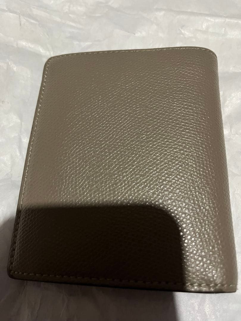 i*o様 FENDI ベージュ 二つ折り財布