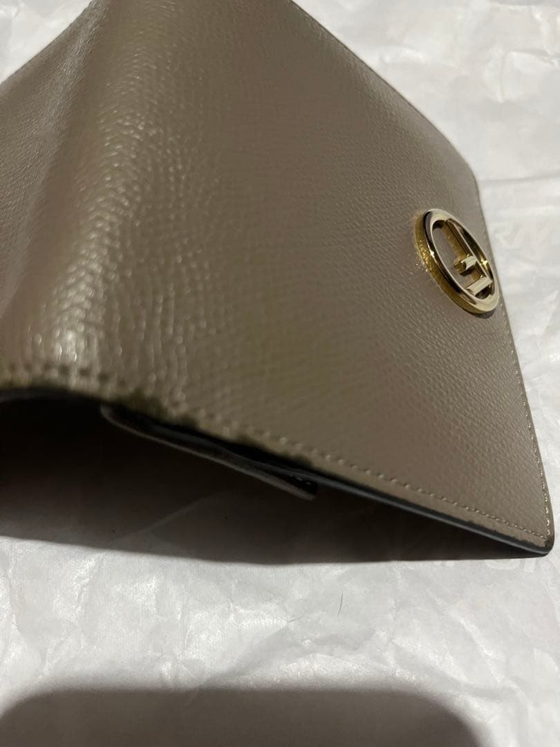 i*o様 FENDI ベージュ 二つ折り財布