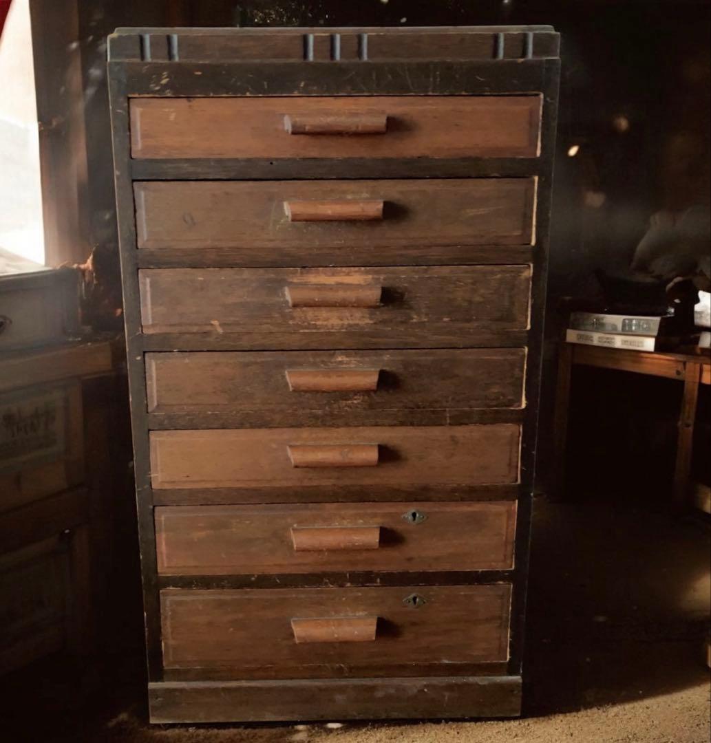 ヴィンテージ　レトロ　迫力のある　木製7段チェスト ダークブラウン　小引き出し