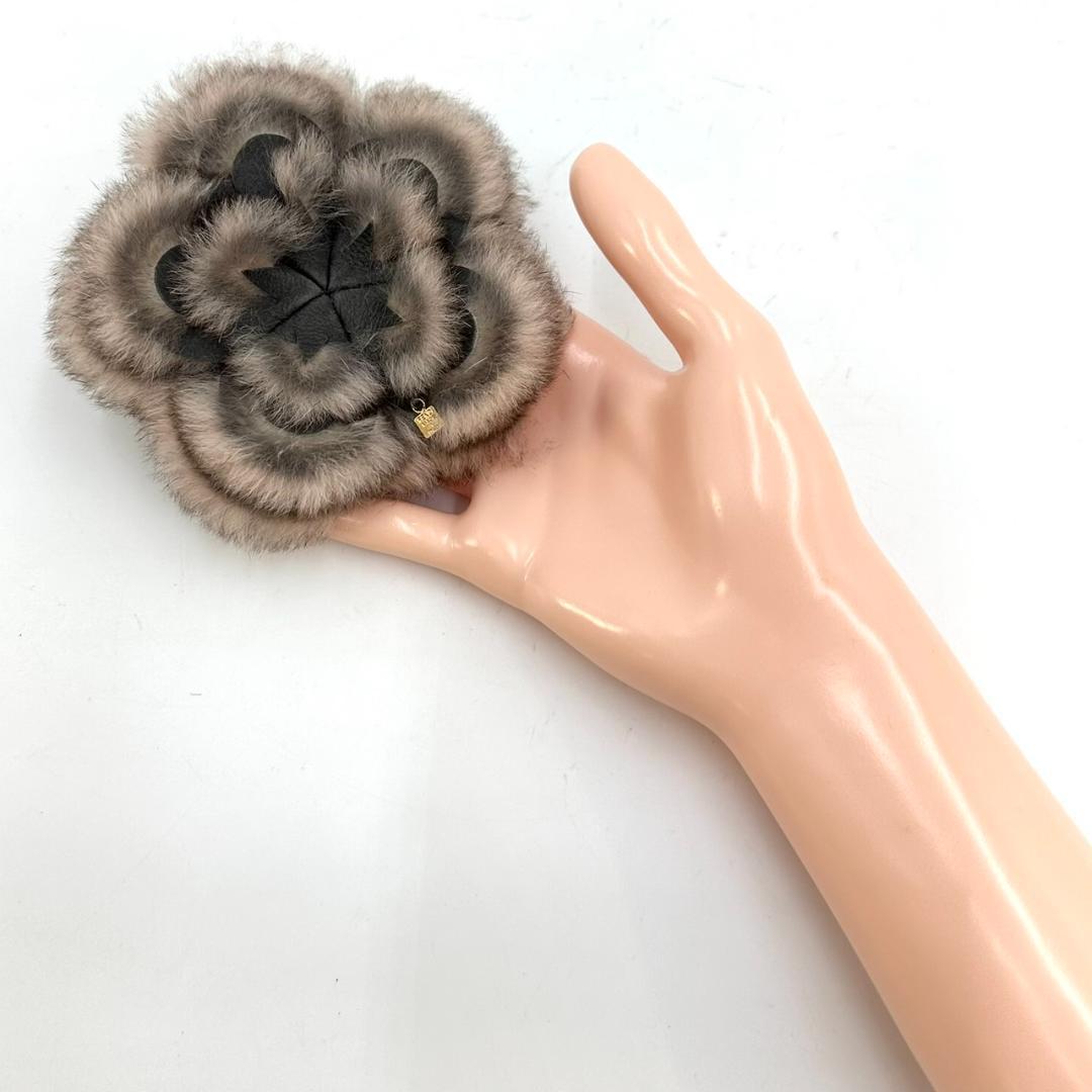 FENDI フェンディ ラビットファー カメリア フラワー コサージュ ブローチ