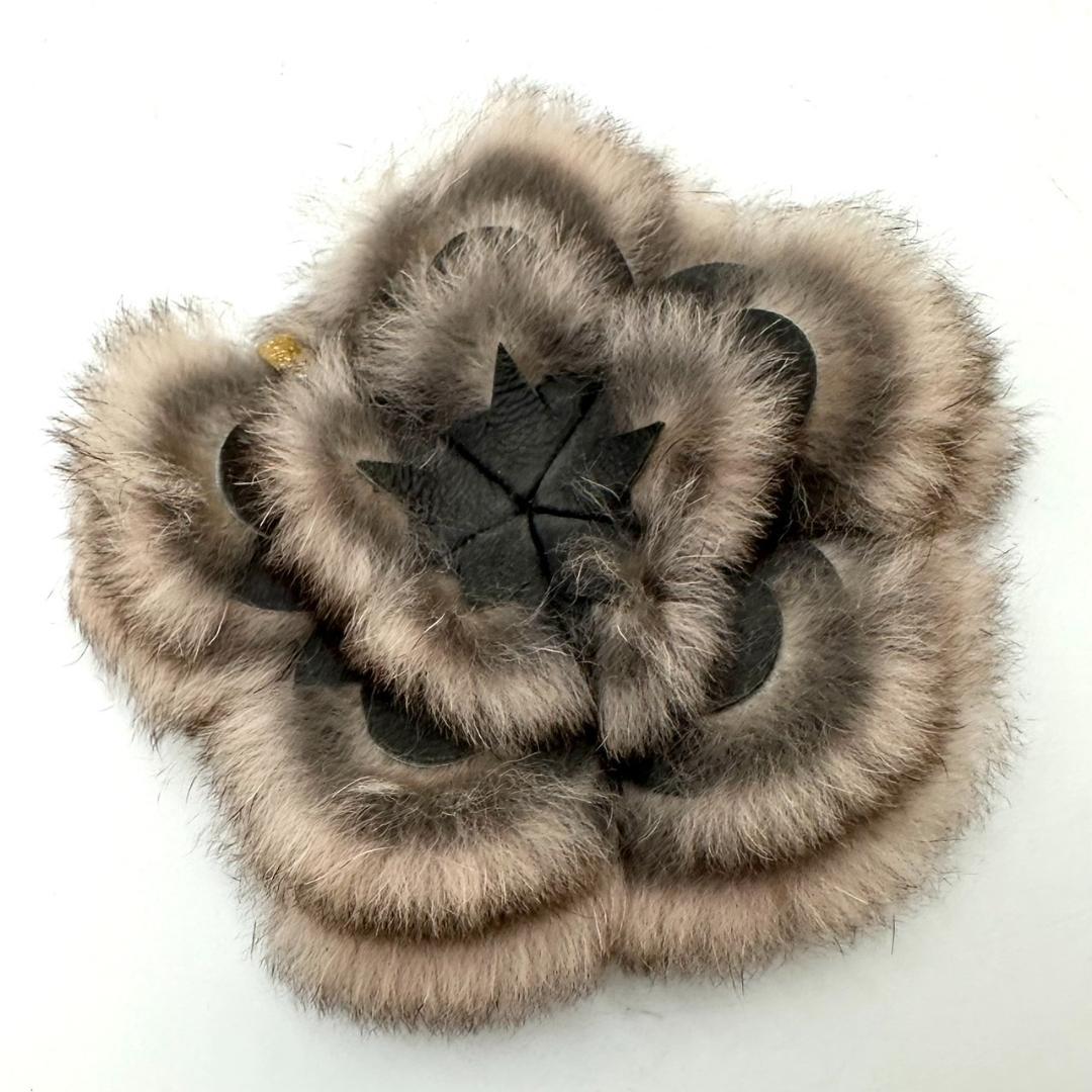 FENDI フェンディ ラビットファー カメリア フラワー コサージュ ブローチ