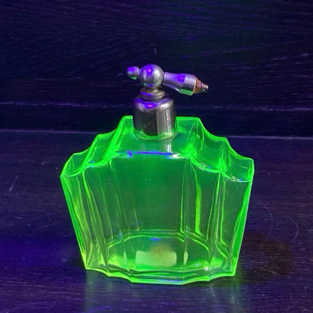 アンティーク　ウランガラス　香水びん　ガラスボトル　レトロ　Perfume
