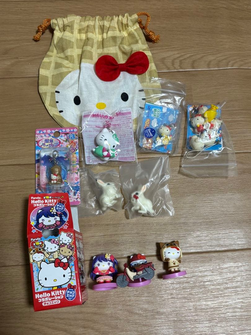 【まとめ売り】ハローキティご当地キティストラップ&グッズ147個セット+本