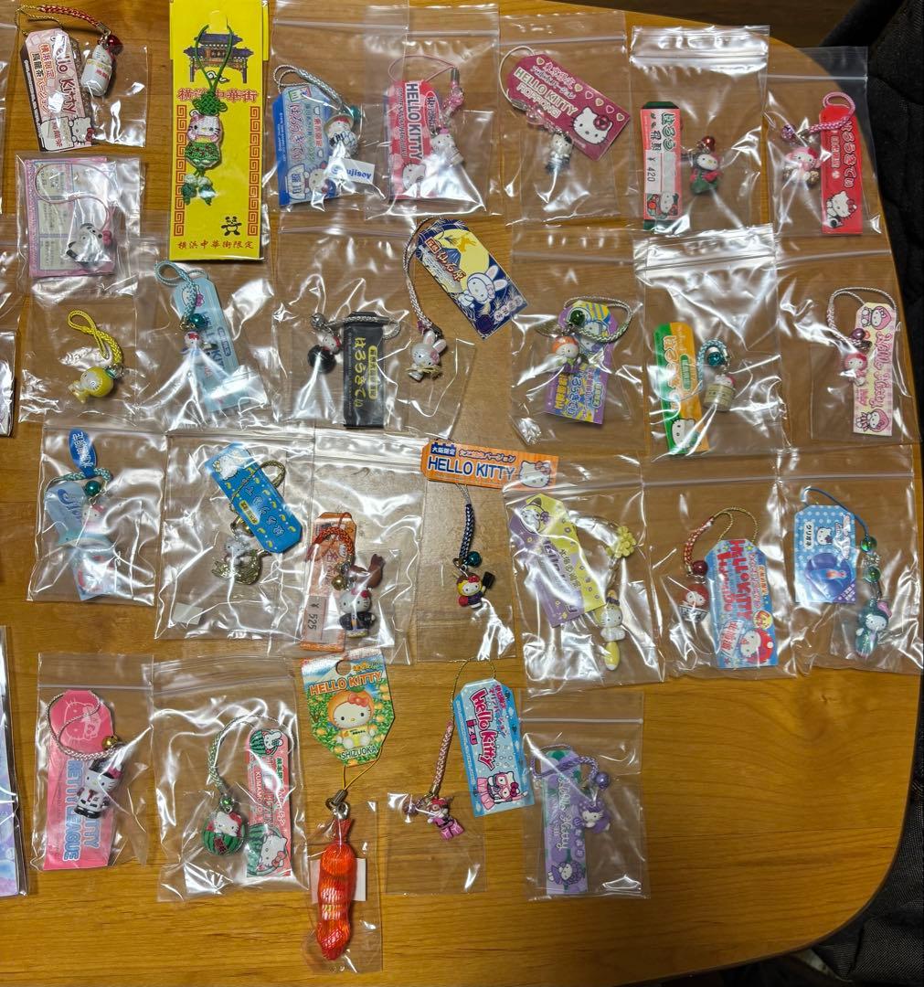 【まとめ売り】ハローキティご当地キティストラップ&グッズ147個セット+本