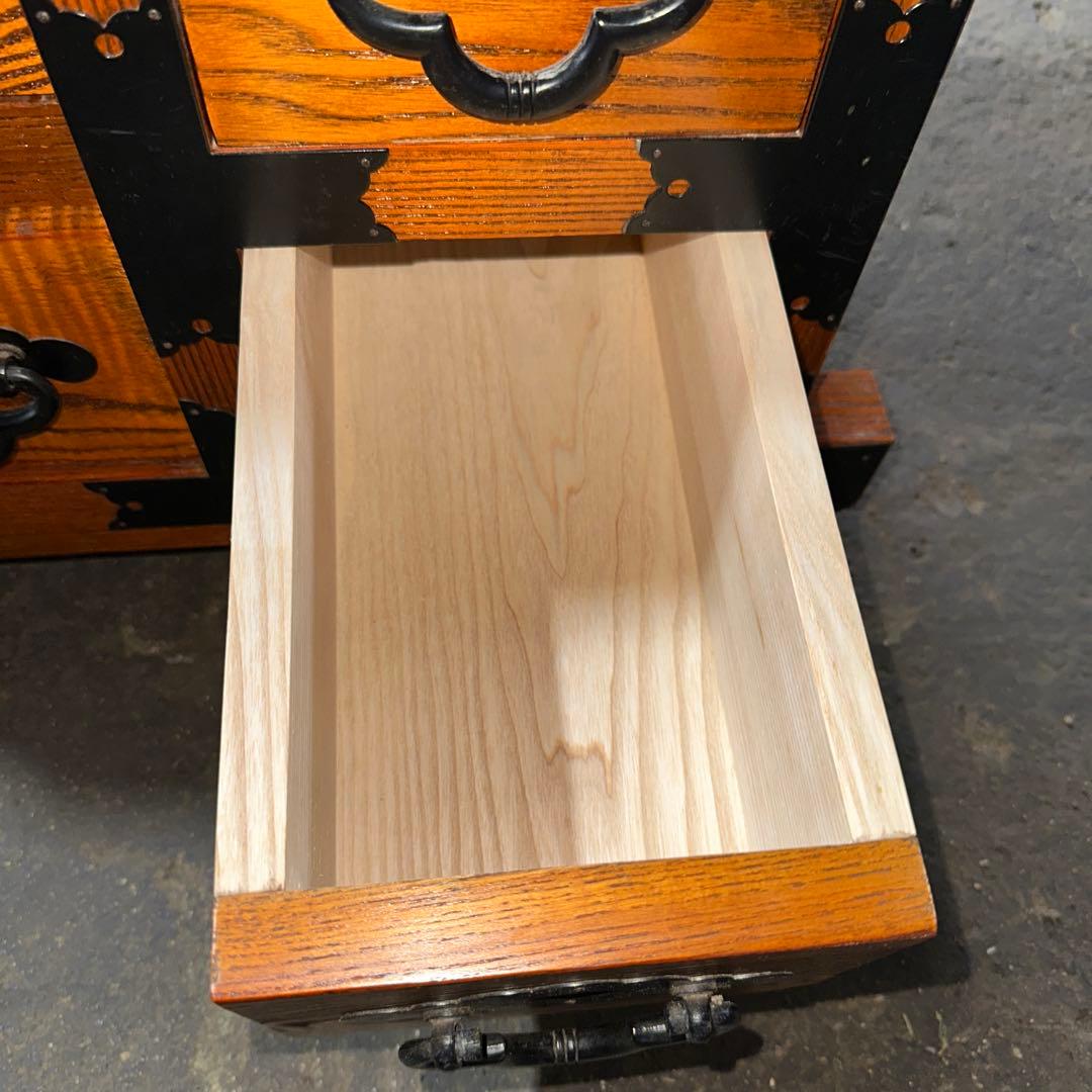 O*A様 伝統的な日本の木製箪笥