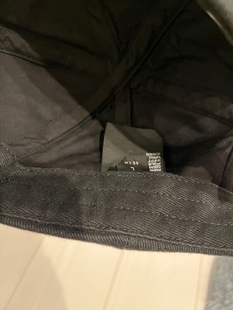 BALENCIAGA 黒 ベースボールキャップ