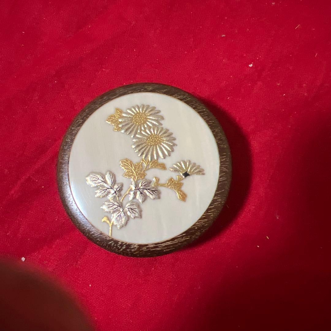 饅頭根付き　白材に菊蒔絵