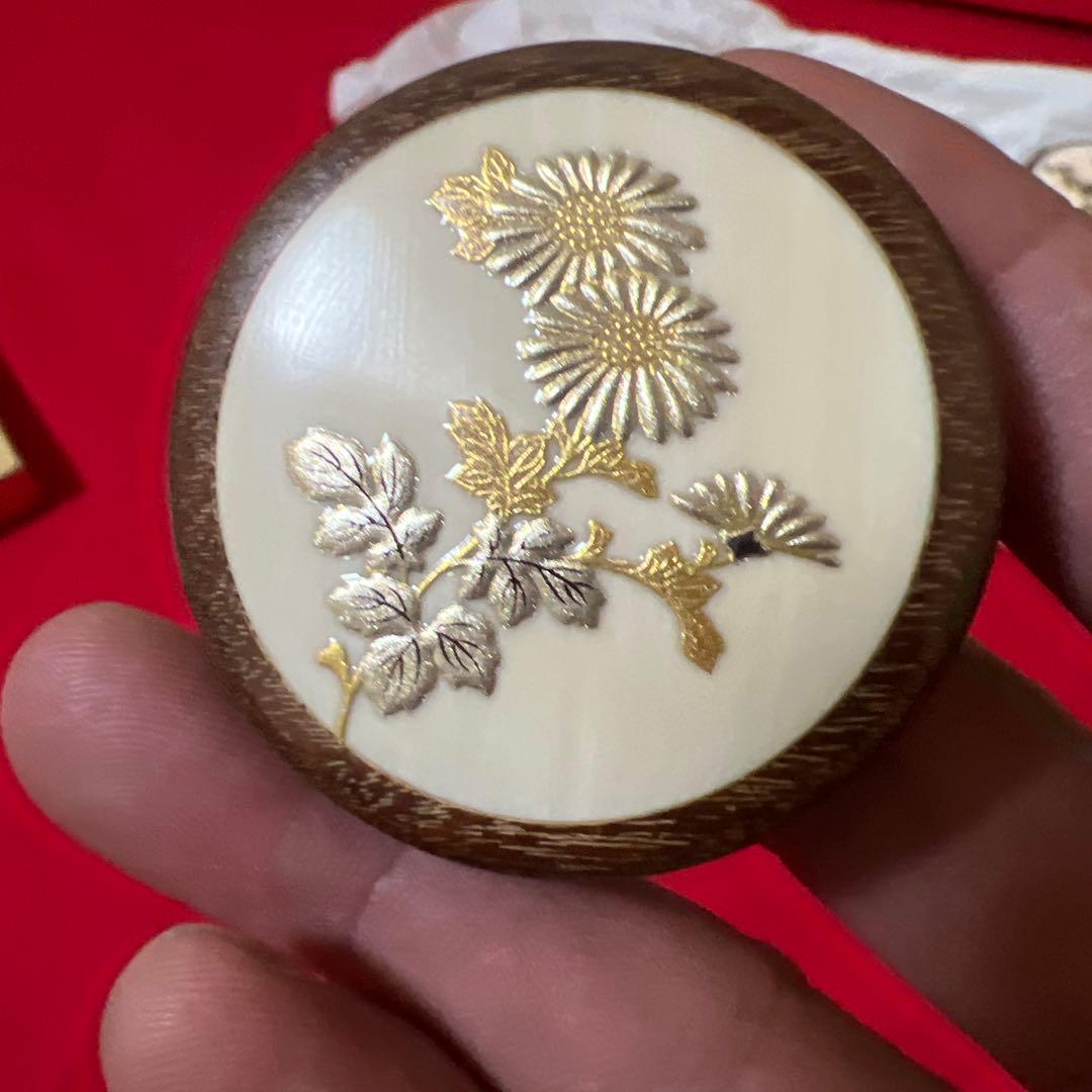 饅頭根付き　白材に菊蒔絵