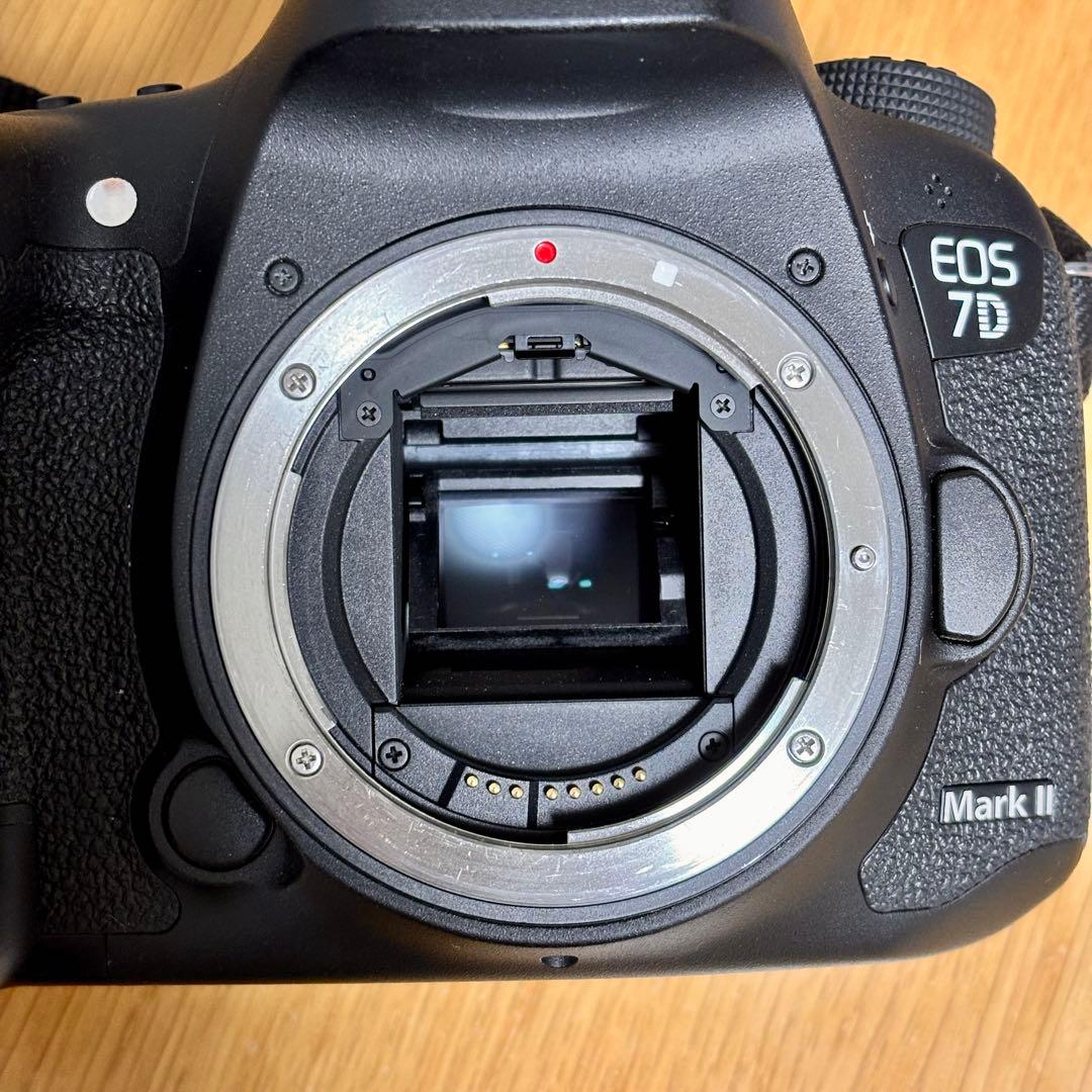 美品! Canon EOS 7D Mark II ボディ 純正バッテリー2個
