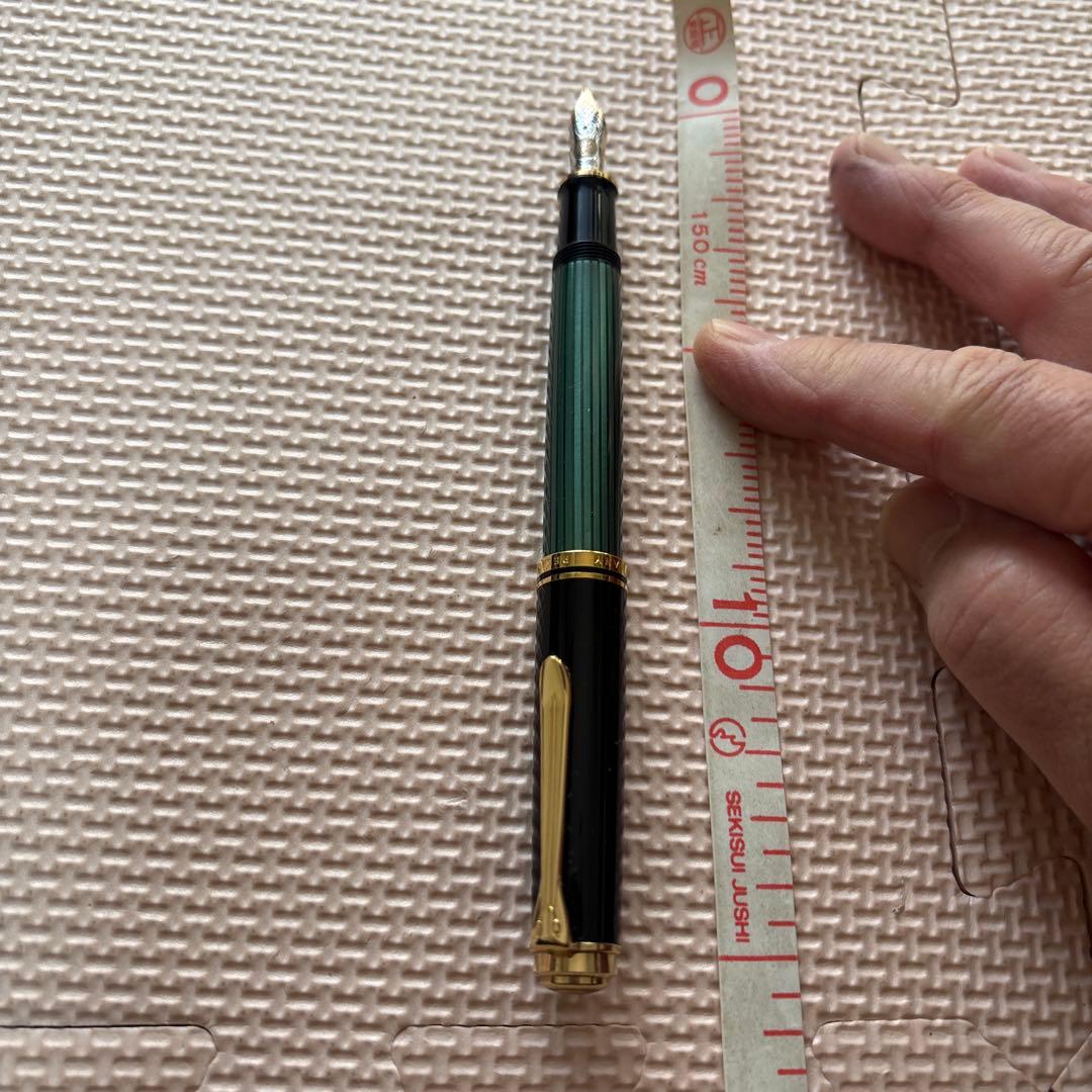 ペリカン緑と黒の万年筆 金色のリング付き