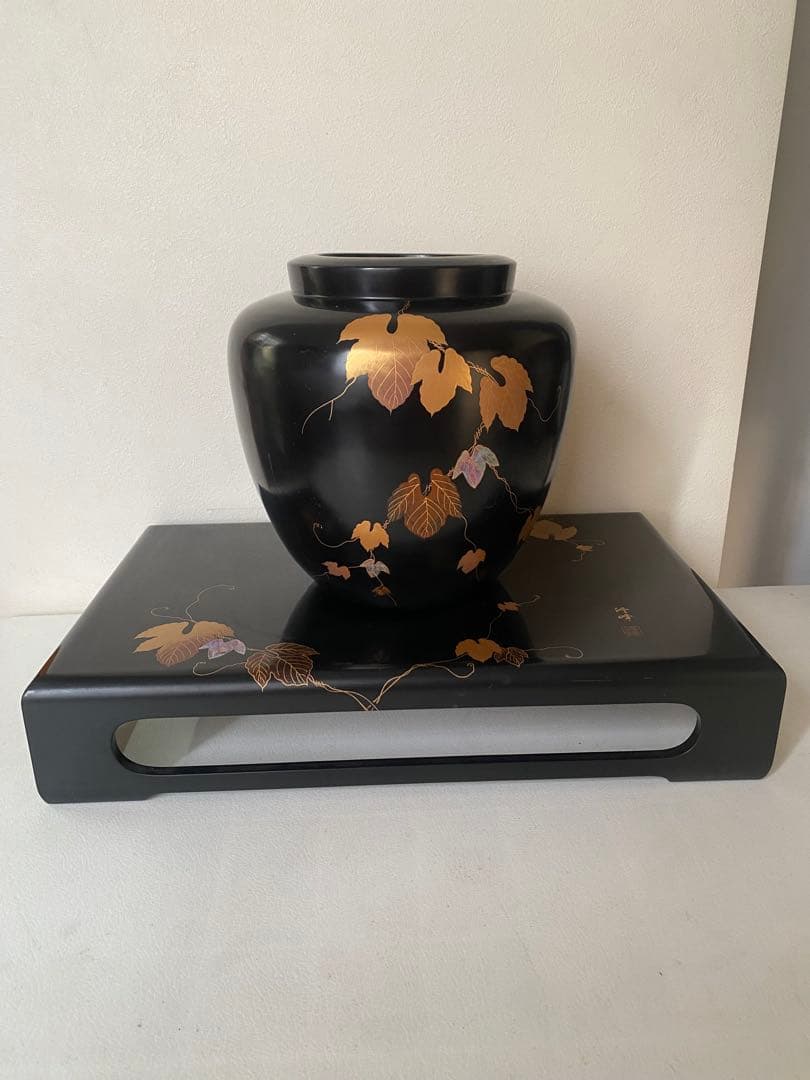 漆塗り花瓶　花台付　黒地　金色　葉模様　壺　置物　骨董
