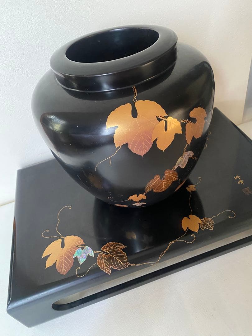 漆塗り花瓶　花台付　黒地　金色　葉模様　壺　置物　骨董