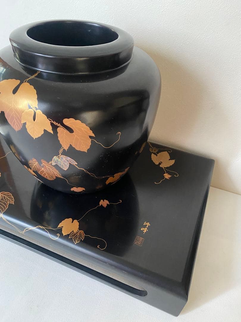 漆塗り花瓶　花台付　黒地　金色　葉模様　壺　置物　骨董