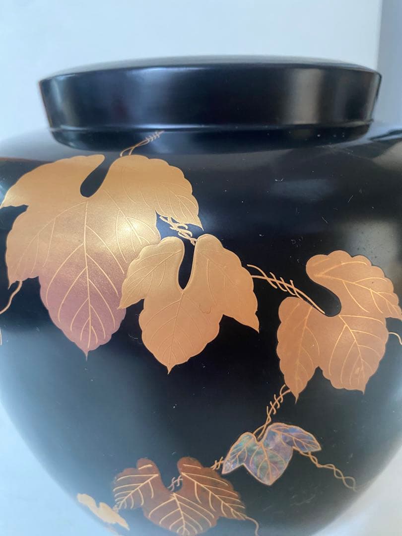 漆塗り花瓶　花台付　黒地　金色　葉模様　壺　置物　骨董
