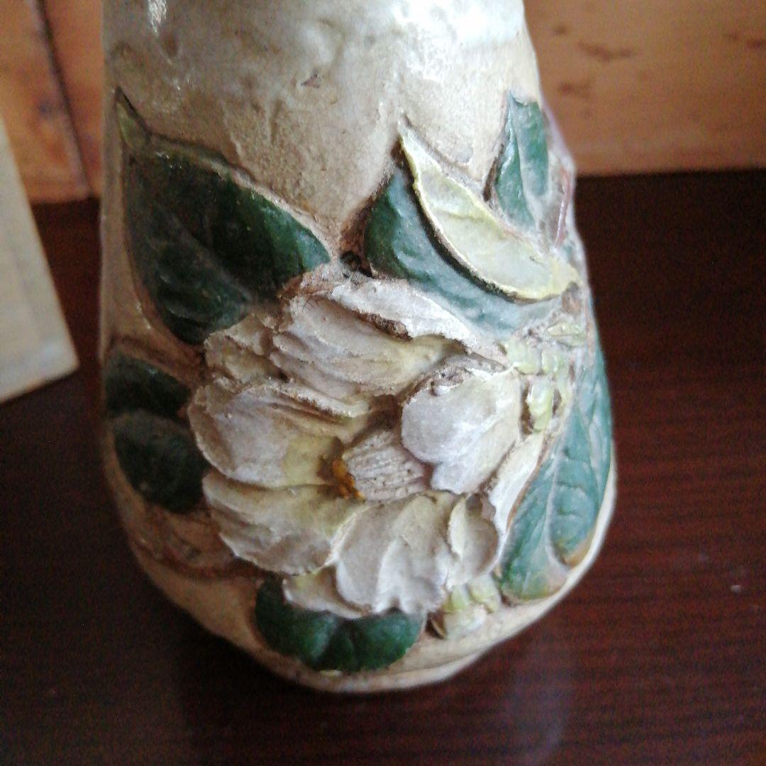 水月焼　細密白椿彫花瓶　16.3cm