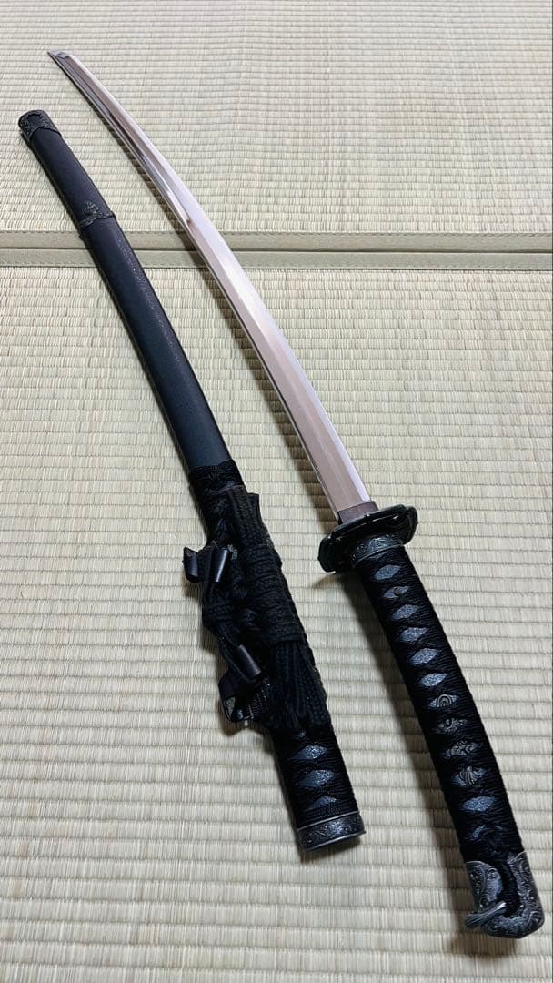 模造刀 太刀 漆黒刀 山本勘助太刀拵え 左文字 石目鞘 龍目貫 251020-1