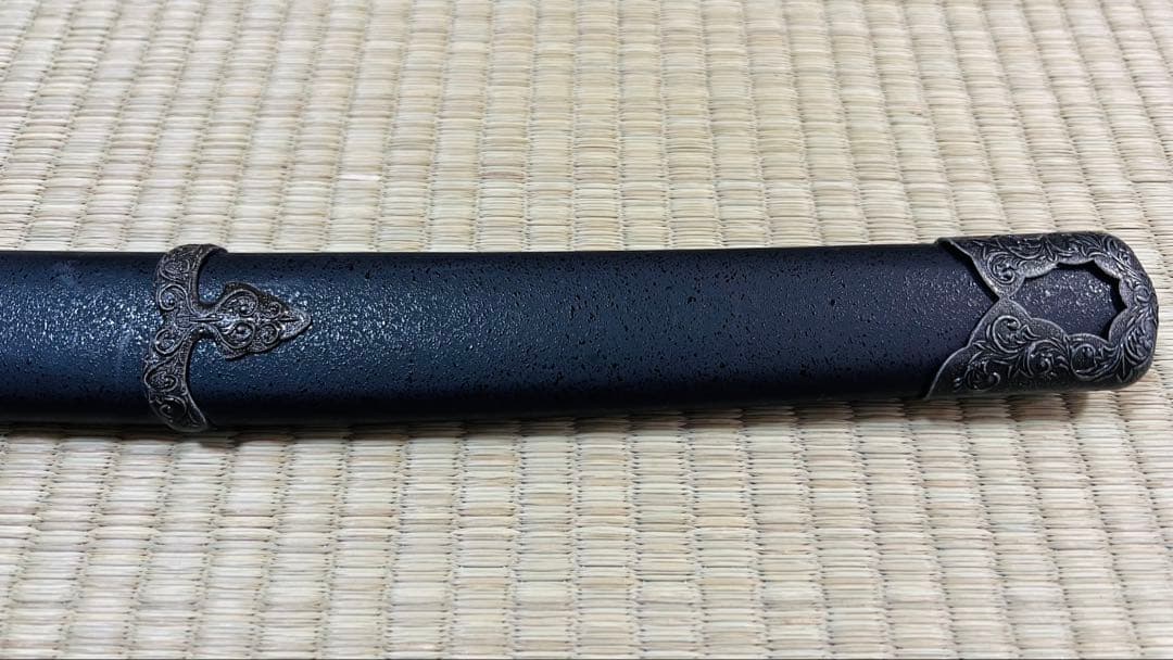 模造刀 太刀 漆黒刀 山本勘助太刀拵え 左文字 石目鞘 龍目貫 251020-1