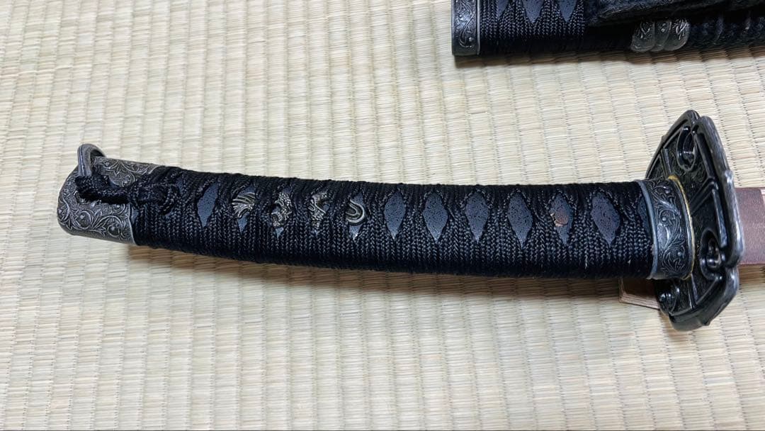 模造刀 太刀 漆黒刀 山本勘助太刀拵え 左文字 石目鞘 龍目貫 251020-1