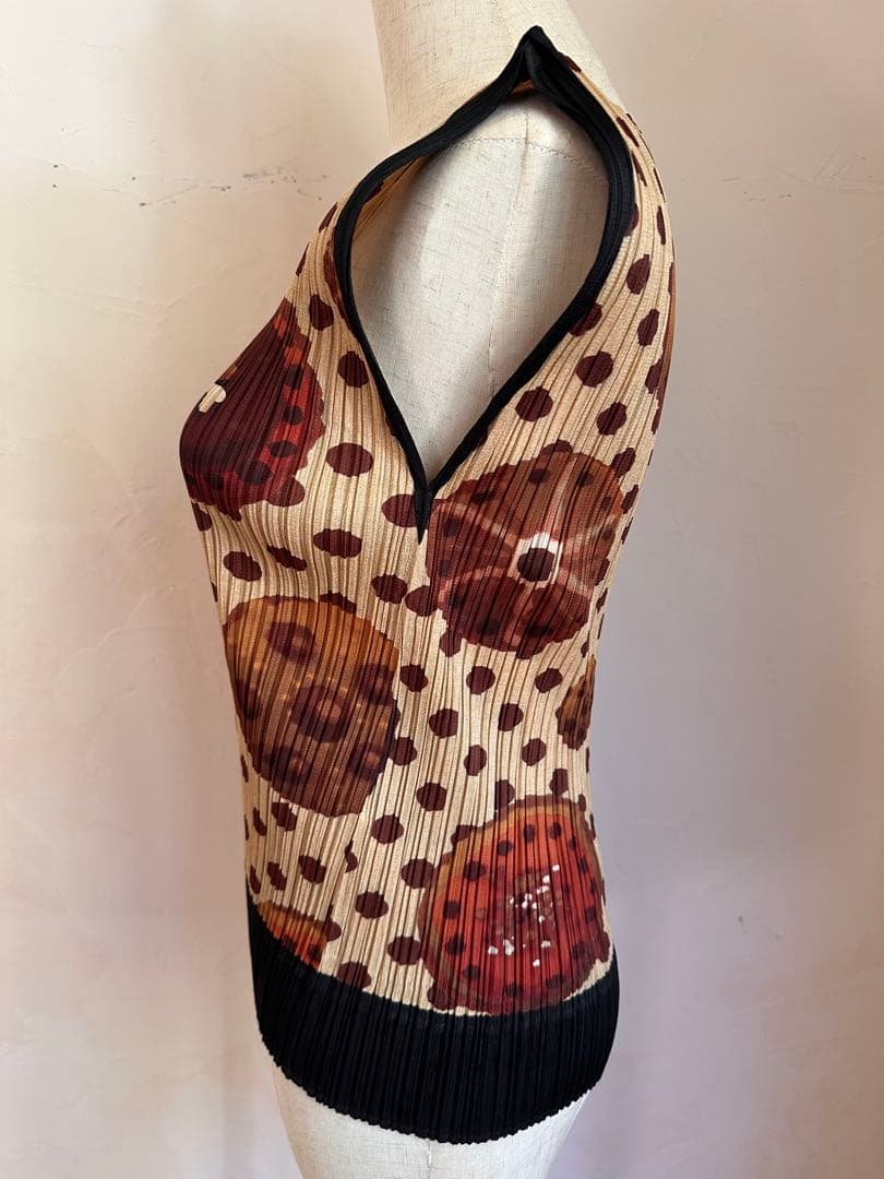 タンクトップ　イッセーミヤケ