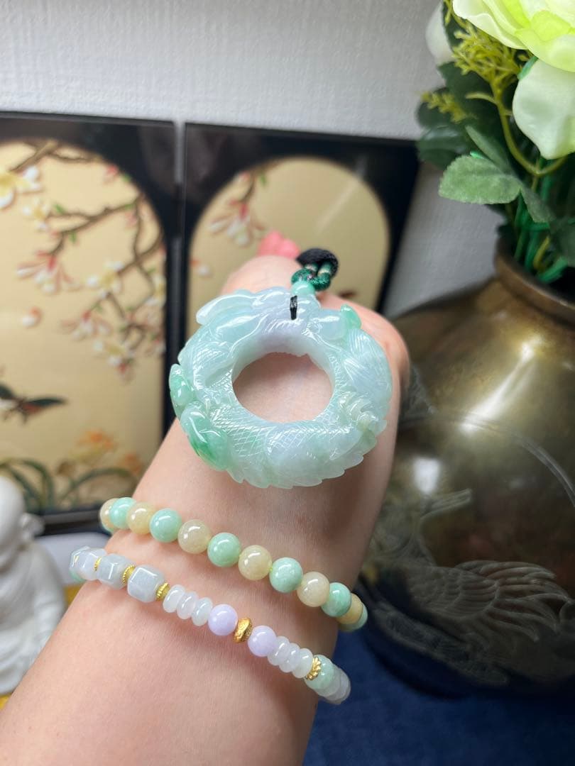 ミャンマー産本翡翠　厚重感有り、爽やかな氷種春帯彩開運飛龍の龍環　鑑定書付き