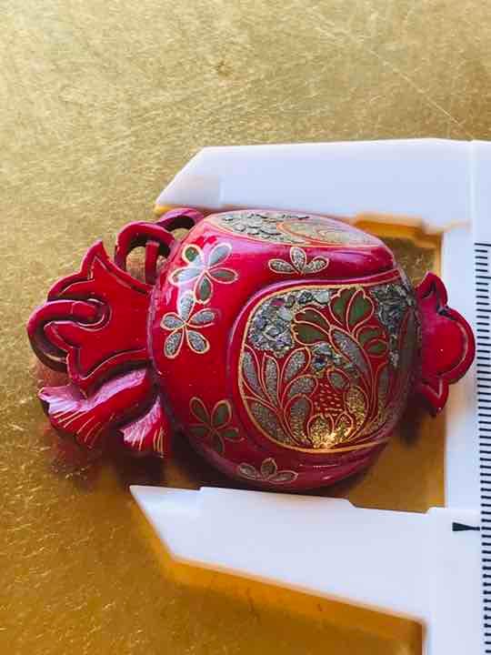 真紅の漆　緻密螺鈿蒔絵　打ち出の小槌　帯留め　アンティーク　木製
