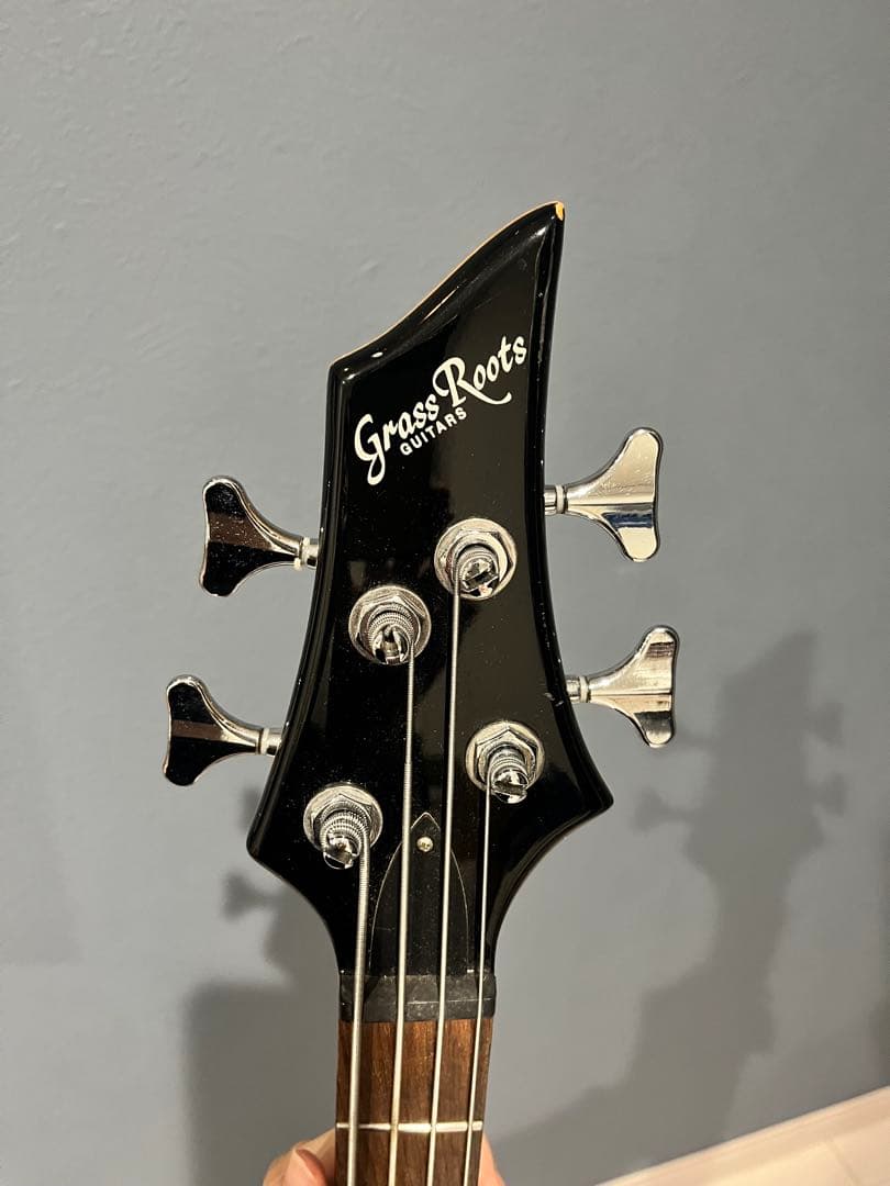 GrassRootsブラック エレキベース （肩ベルト・ソフトケース・コード付）