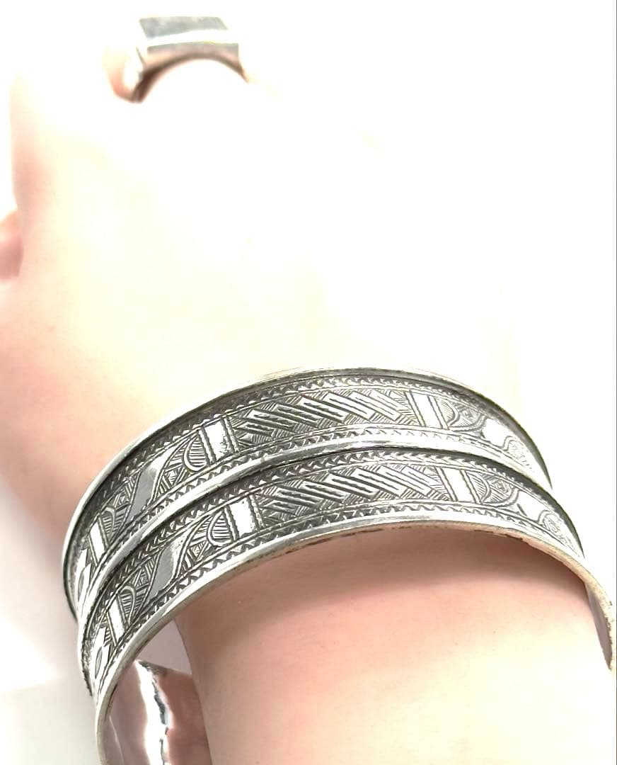 トゥアレグ族　ハンドメイド　シルバーバングル