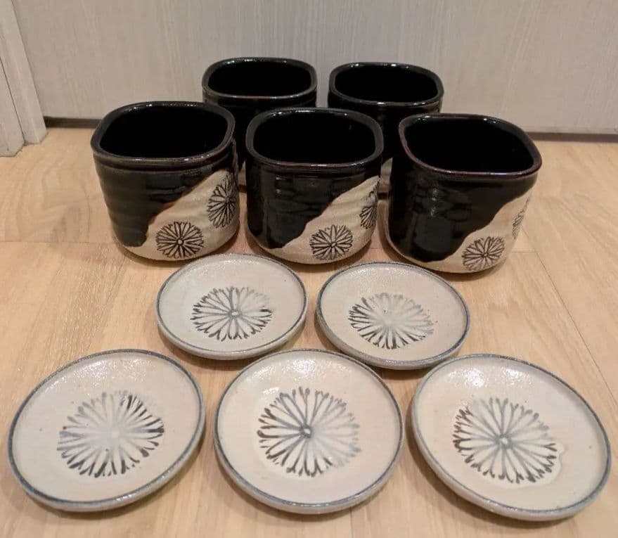 蔵出し 加藤菁山　古瀬戸黒菊花文向付　志野菊花文小皿　各五客　最終価格値下げ