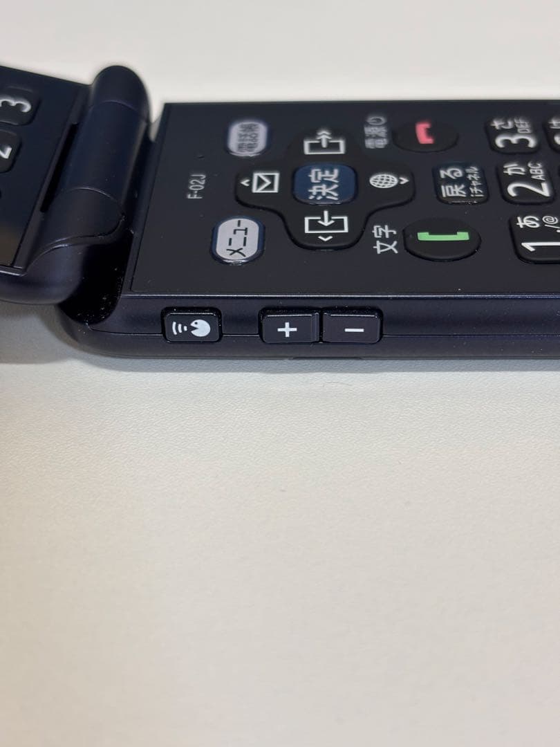 docomo らくらくホン F-02L 黒 折りたたみ式 ガラケー