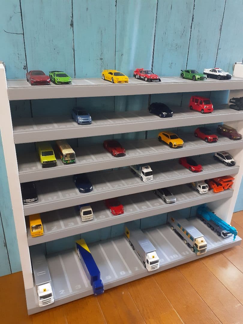 自作トミカ収納棚6段75台1段目ロングトミカ仕様