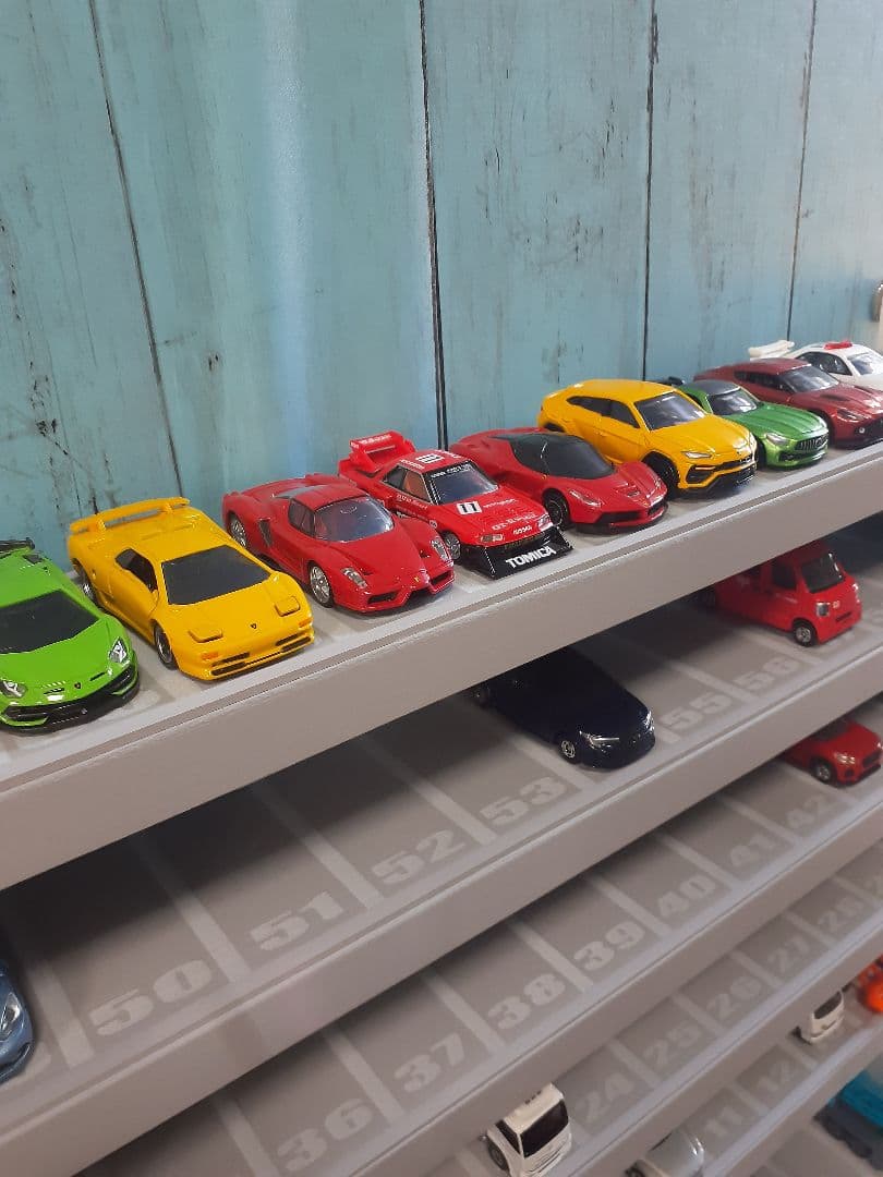 自作トミカ収納棚6段75台1段目ロングトミカ仕様