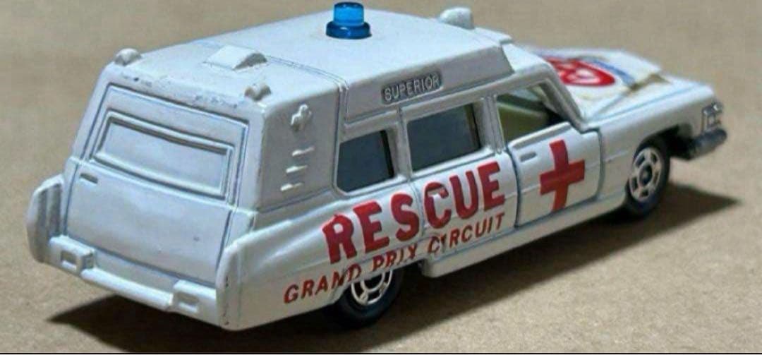 トミカ キャデラック 救急車 アンビュランス