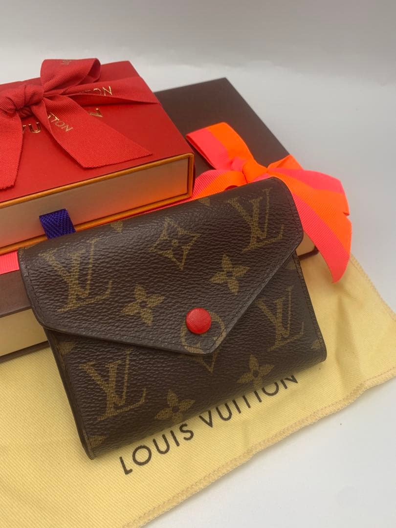 ルイヴィトン モノグラム ポルトフォイユ ヴィクトリーヌ 三つ折り財布 P55