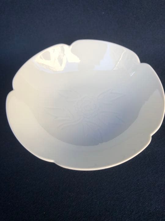 井上萬二作　白磁牡丹彫文　菓子鉢