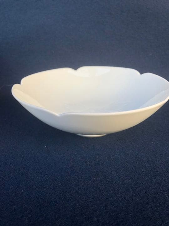 井上萬二作　白磁牡丹彫文　菓子鉢