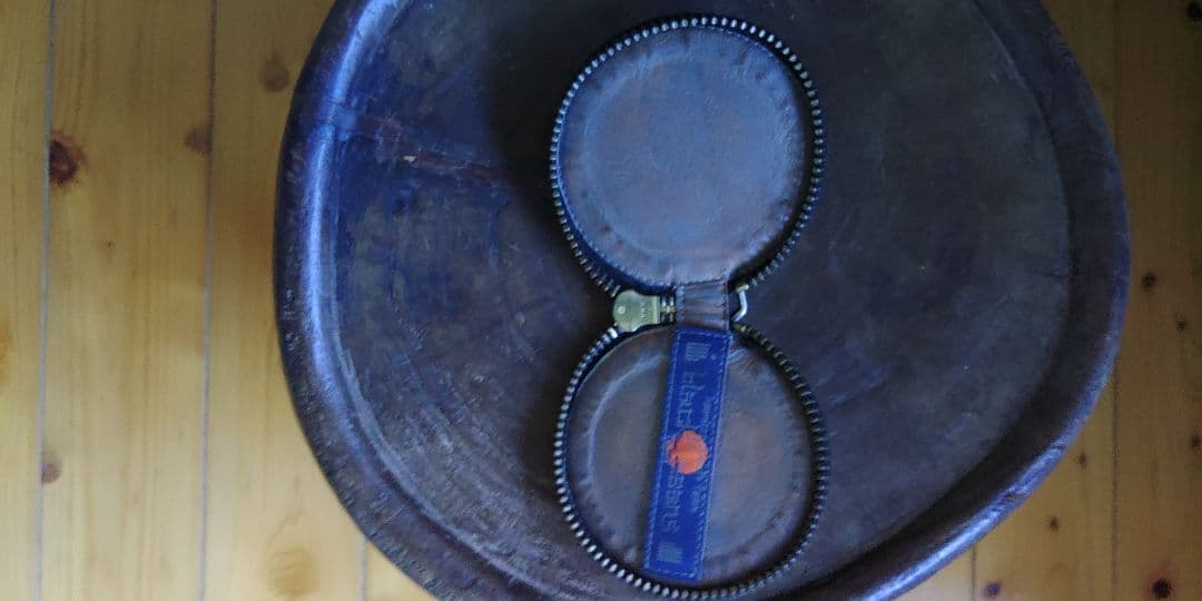 ブラックミーンズ　幾何学模様刺繍レザーケース