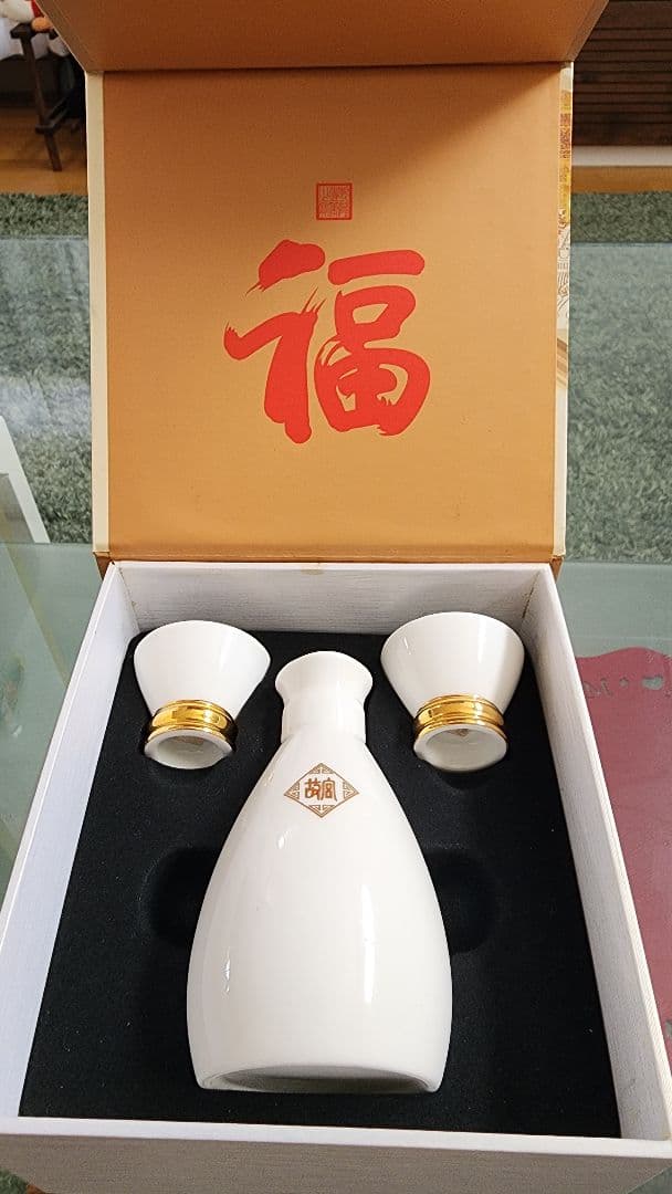 【新品】茅台酒(ギフト用レア箱)、故宮酒具、夢之藍 (Dream Blue)M3