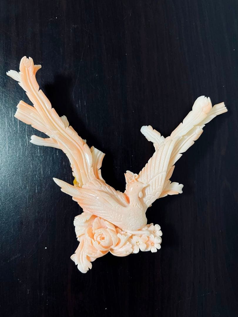 本珊瑚　珊瑚置物　手彫り　　珊瑚彫刻　桃珊瑚　鳳凰　帯留め　宝石珊瑚　重さ76ｇ