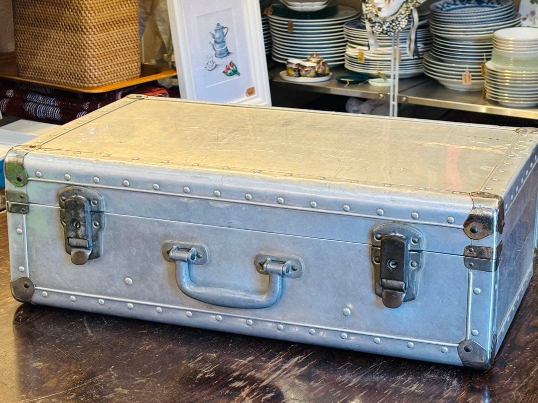 ヴィンテージ　トランク　金属製　取手も金属　シルバー　アタッシュケース　高級
