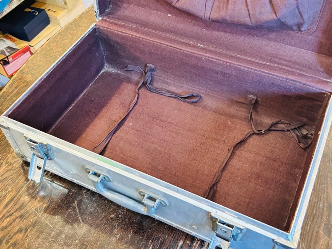 ヴィンテージ　トランク　金属製　取手も金属　シルバー　アタッシュケース　高級