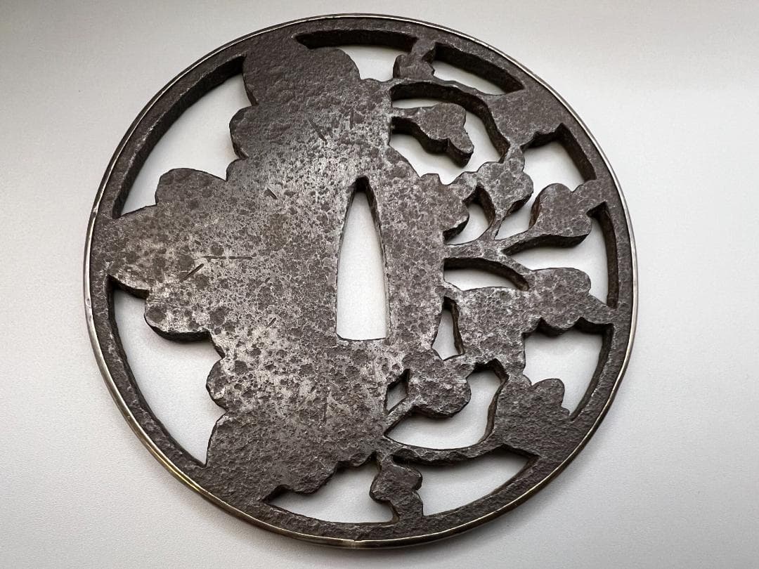 【海】室町時代　大振り　鉄地　桐花透　甲冑師鍔　鐔　銀枠　刀装具　専用箱付