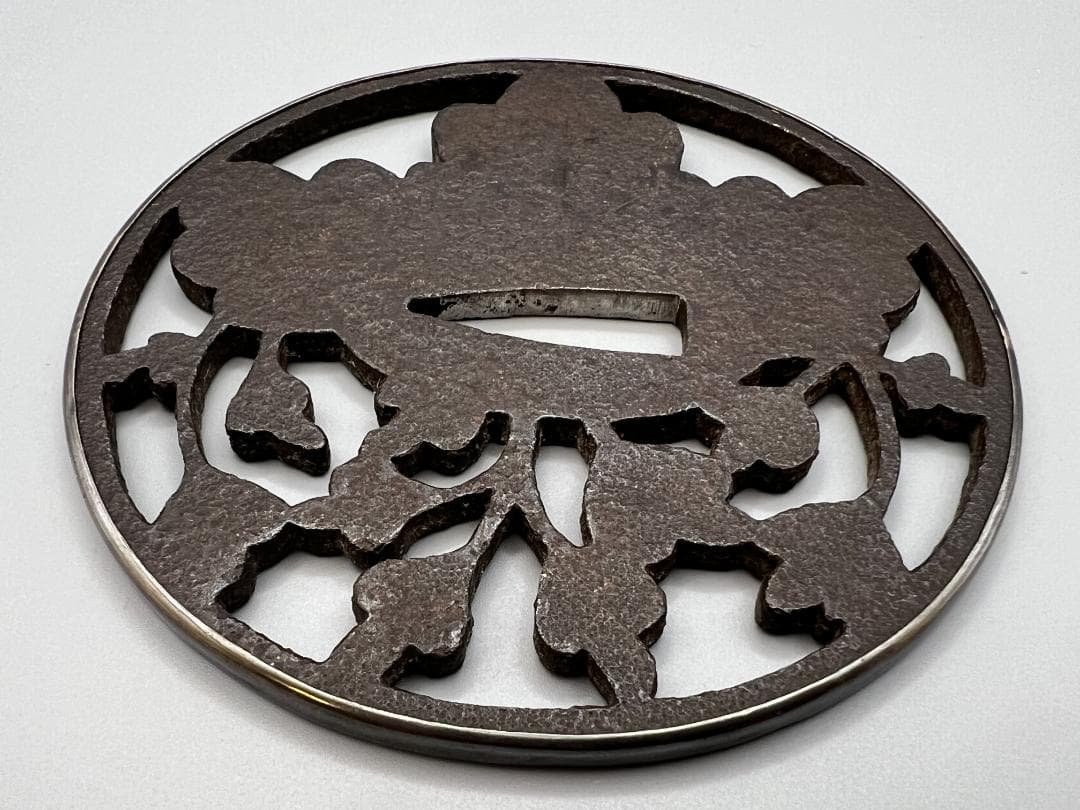 【海】室町時代　大振り　鉄地　桐花透　甲冑師鍔　鐔　銀枠　刀装具　専用箱付