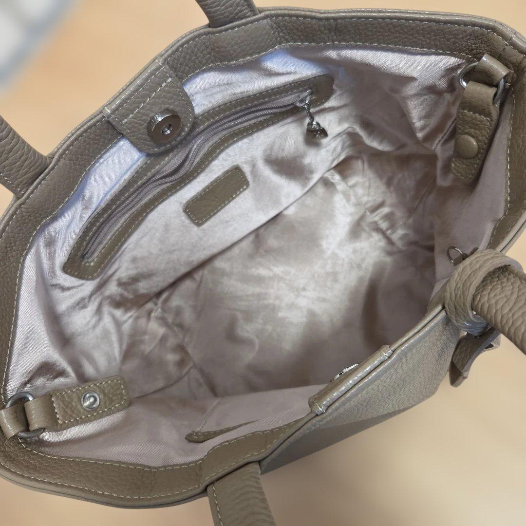 キタムラ　グレージュ レザー トートバッグ Kのロゴ